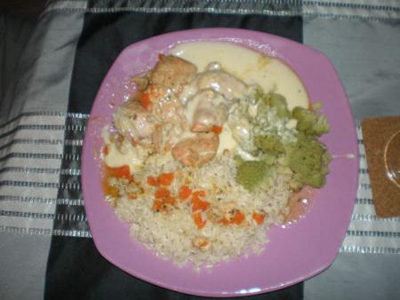 Médaillon de dinde, sauce au Pont l'Evêque avec choux romanesco et riz aux petits oignons et carottes